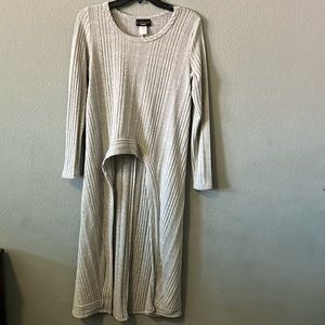 Discreet women’s high low hem top